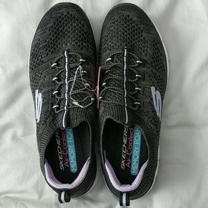 NWT skechers